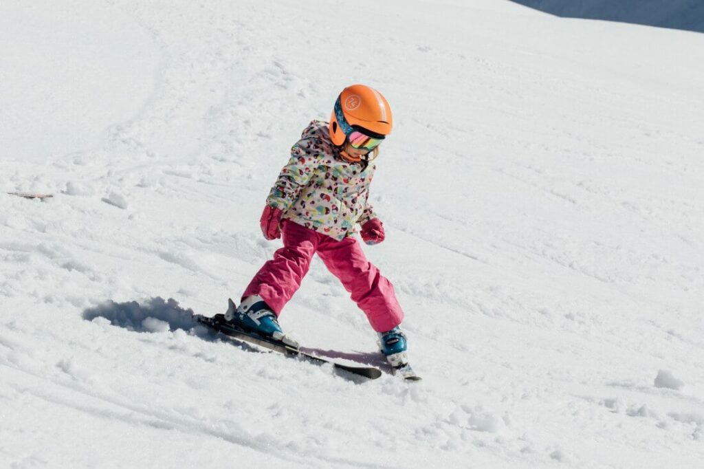 Niña esquiando en Candanchú