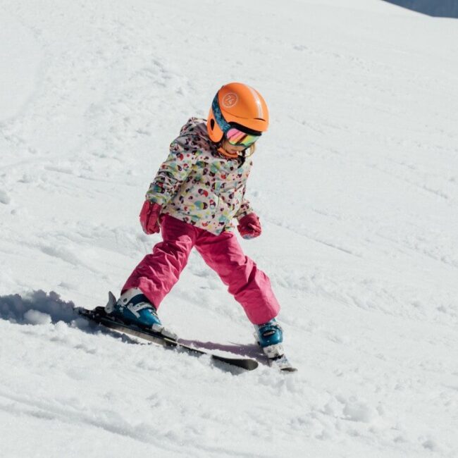 Niña esquiando en Candanchú