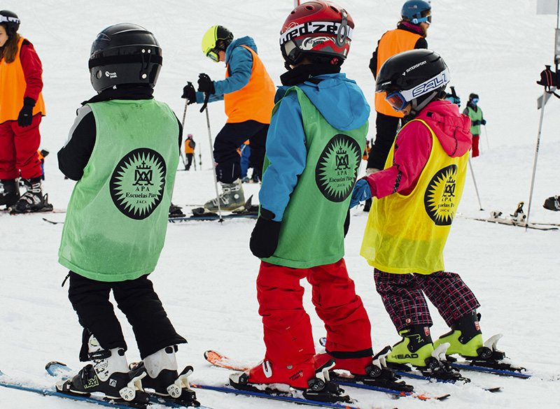Grupo de esquiadores jóvenes en candanchu