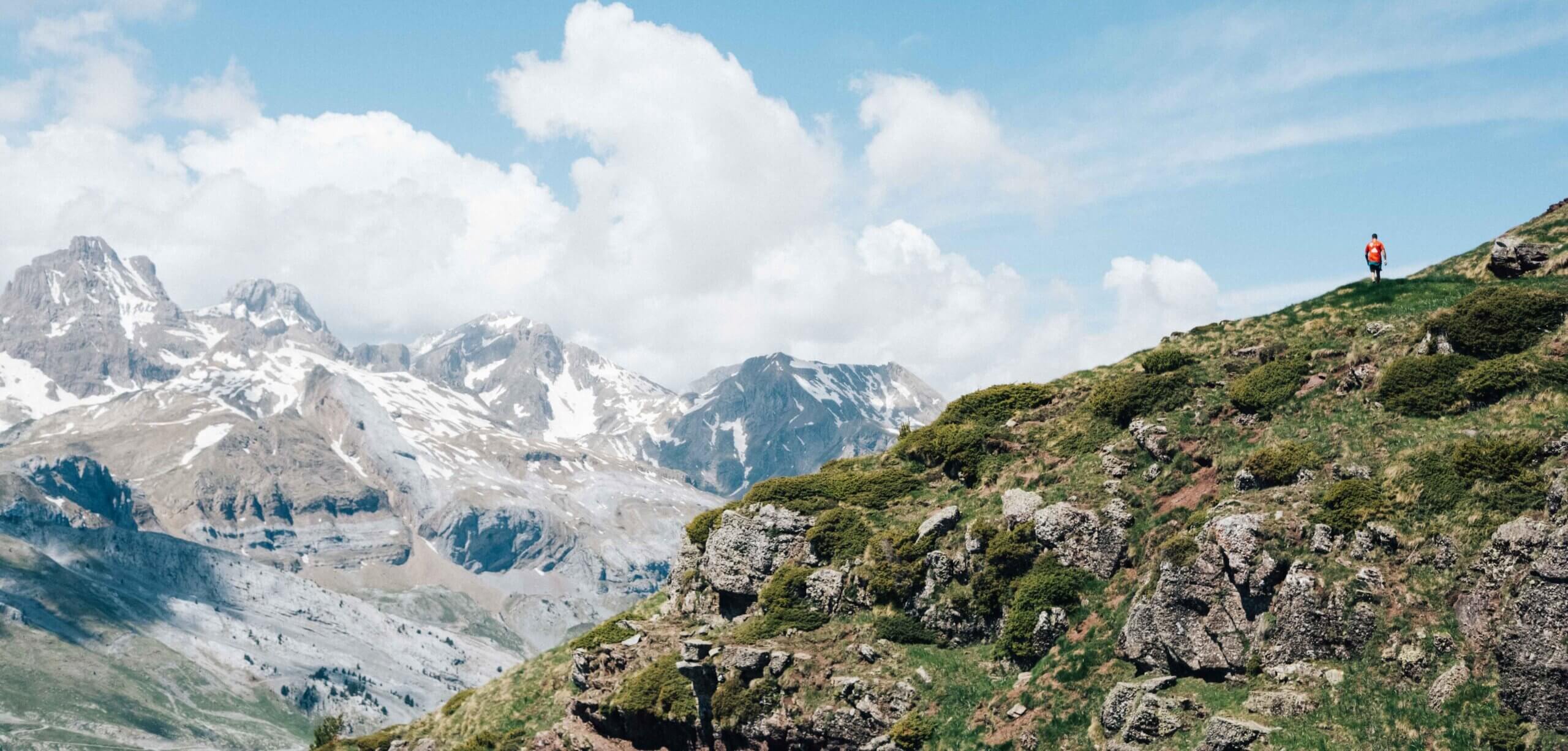 En Candanchú, puedes explorar la montaña a través de senderos para caminar y hacer excursiones, o incluso en bicicleta de montaña